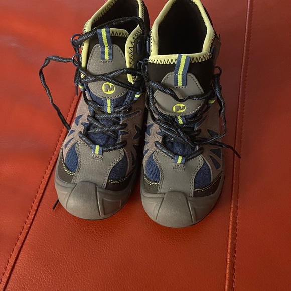 Like new kids hiking boots. In excellent condition. Worn once. - Picture 2 of 4